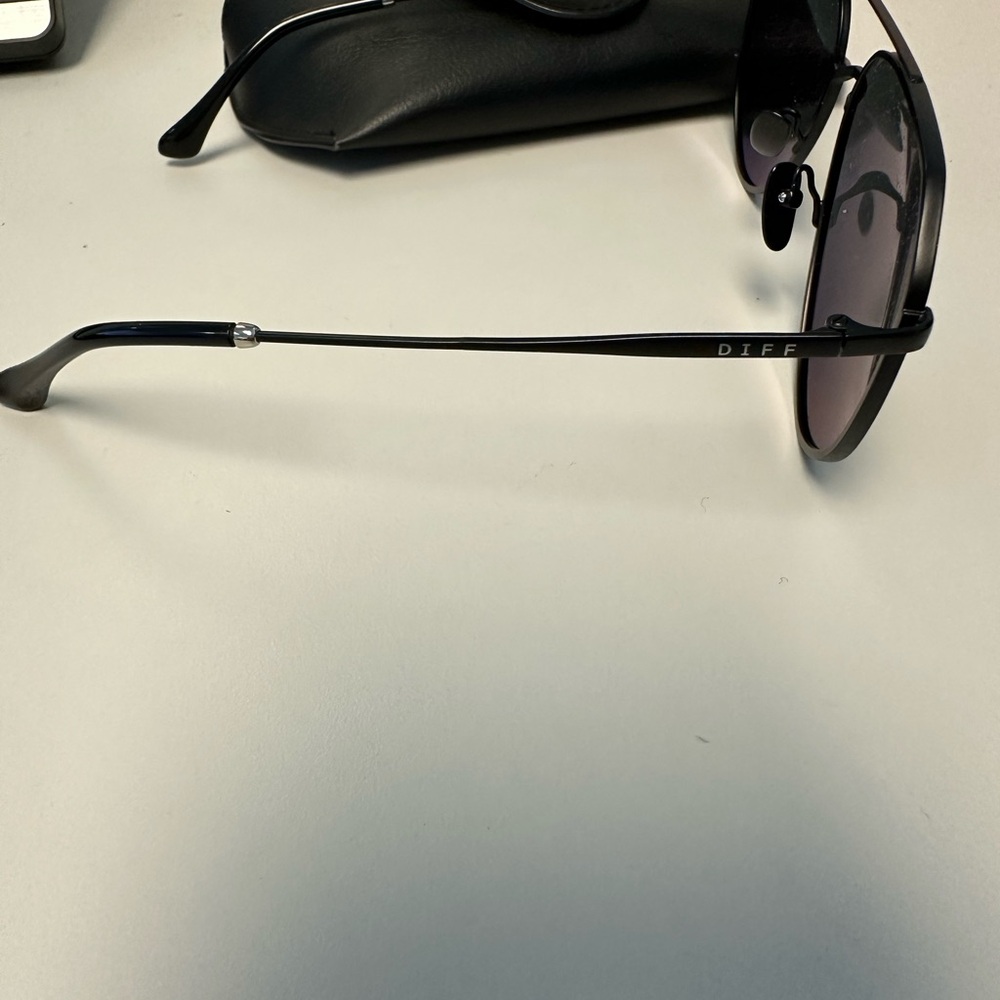 Stylish Diff Black Aviator Sunglasses - image 4